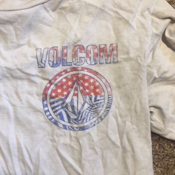 Red White and Blue Volcom T-Shirt!! - Picture 2 of 4